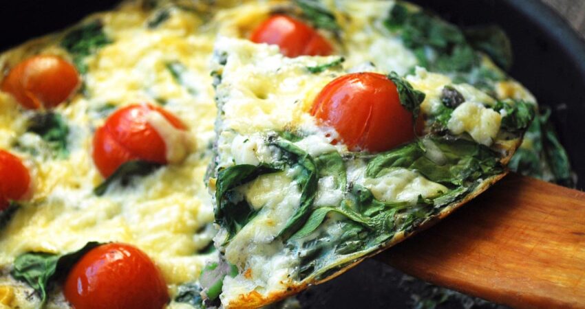 Omelete de tomate e espinafres